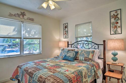 圣徒皮特海滩Treasure Island Vacation Rental - Pet Friendly!的一间卧室设有一张床和两个窗户。