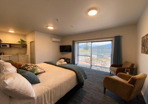 特威泽尔Sky Suites - Lake Pukaki, Mount Cook的一间卧室设有一张大床和一个大窗户