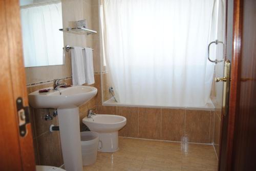 拉拉斯特里拉埃尔米拉多旅馆的一间带水槽和卫生间的浴室