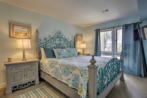 德斯坦Golf Course Resort Condo - Walk to Miramar Beach!的一间卧室设有一张床和一个窗口