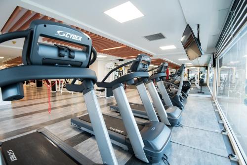 吉隆坡Perdana Kuala Lumpur City Centre的健身房设有跑步机和一排跑步机