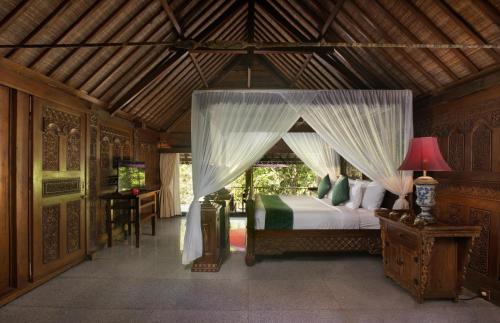 帕洋安Ayung Resort Ubud的一间卧室配有一张带天蓬的床
