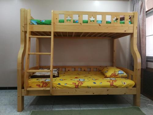 坤敬D-Toys Homestay的双层床配有木制双层床架