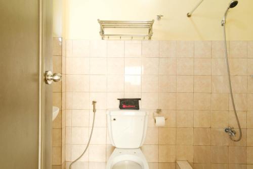 苏比克RedDoorz Plus @ Seaborne Hotel Subic Zambales的浴室配有带步入式淋浴间的卫生间。