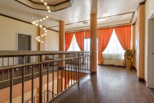 苏比克RedDoorz Plus @ Seaborne Hotel Subic Zambales的走廊上设有橙色窗帘和楼梯