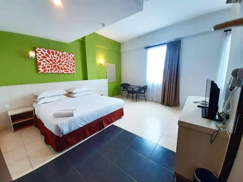 马六甲淡马锡酒店 的酒店客房,配有床和电视