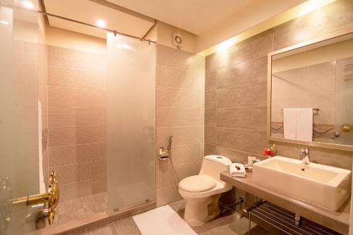 拉合尔Hotel One Garden Town, Lahore的浴室配有卫生间、盥洗盆和淋浴。