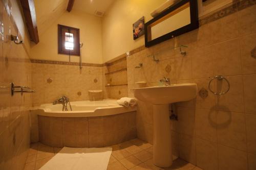 Ivato绿宫旅馆的浴室配有盥洗盆和浴缸。