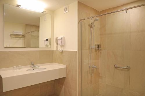 亚喀巴拉科斯塔酒店的一间带水槽和淋浴的浴室