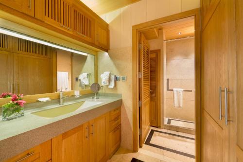 Turtle CoveOne ON Marlin Resort的一间带水槽、镜子和淋浴的浴室