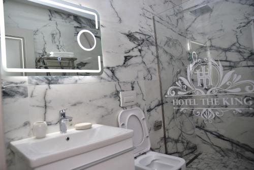 地拉那The King Resort的一间带水槽、卫生间和镜子的浴室