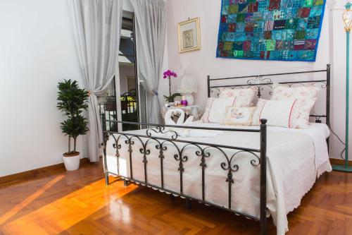 阿尔塔穆拉B&B Stupor Mundi的一间卧室配有带白色床单和粉红色枕头的床。