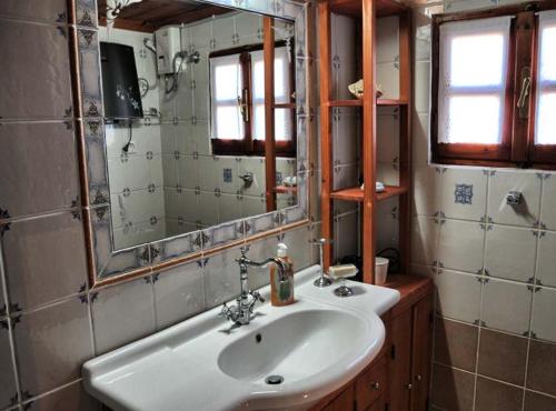 Sidhirokhórion德卢纳别墅酒店的一间带水槽和镜子的浴室