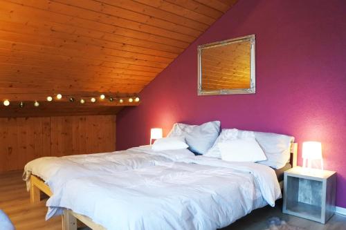 科泰洛特Cave du Cep的一间卧室设有两张床和紫色墙壁