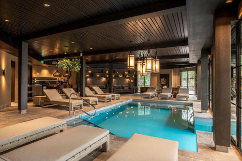 阿珀尔多伦阿培尔顿德坎特哈热尔凡德瓦克酒店的一个带椅子和酒吧的酒店游泳池