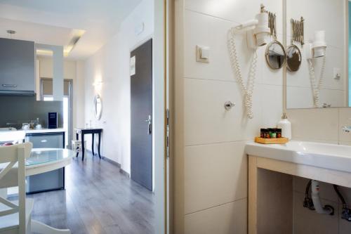 干尼亚代波尔图公寓的一间带水槽的浴室和一间带桌子的厨房