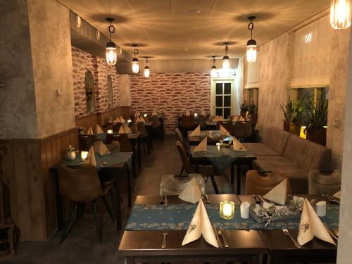 博文卡尔斯佩尔哈维曼酒店的一间带桌椅的餐厅以及砖墙
