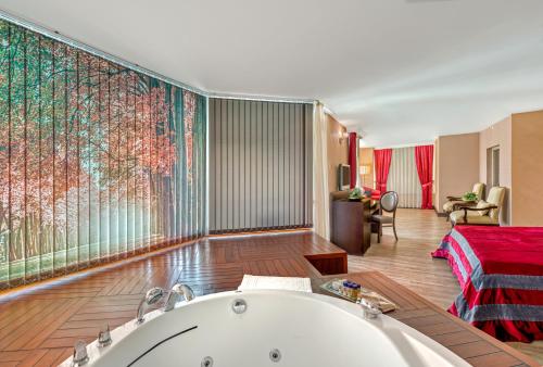 安塔利亚临海家庭度假酒店的一间带浴缸的浴室