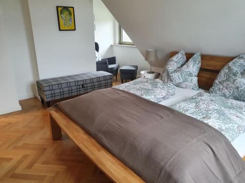 岑平Ferienhaus Schütt的一间卧室配有一张床和一把椅子