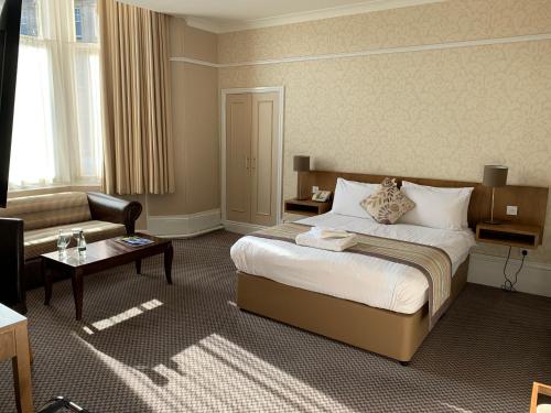 哈罗盖特皇冠酒店的酒店客房,配有床和沙发
