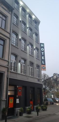 布鲁塞尔城市市中心旅舍的建筑的侧面有标志
