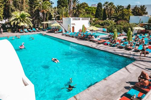 哈马马特The Orangers Beach Resort and Bungalows All Inclusive的一群人在游泳池游泳