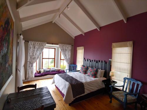 Imhoffʼs GiftHappy Homes - Imhoffs Gift的卧室设有紫色墙壁、一张床和一张桌子