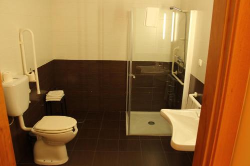 维拉·诺瓦·达·塞尔维尔米尼奥贝罗酒店的浴室配有卫生间、淋浴和盥洗盆。