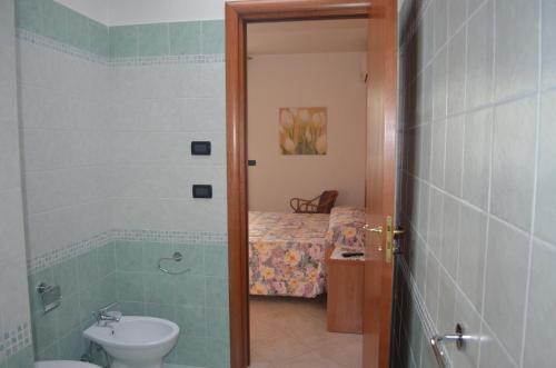 莱切省卡斯特罗B&B Marina的一间带水槽和卫生间的浴室以及一张床