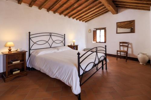 PalazzuoloBorgo Palazzuolo Vecchio的卧室配有一张床和一张桌子及椅子
