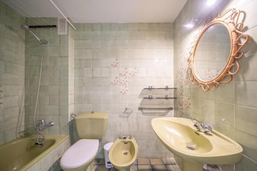 莱斯卡拉Apartment Meritxell的浴室配有盥洗池、卫生间和镜子。