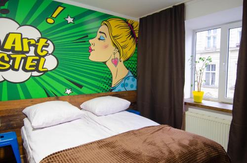 利沃夫Pop Art Hostel Rynok Sq的一间卧室配有一张壁画床