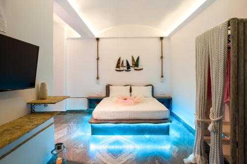 Éxo Goniáaletrivillas的一间卧室配有一张蓝色地板的床