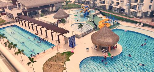 吉拉尔多特Condominio peñazul la morada lo mejor的享有度假村游泳池的顶部景致