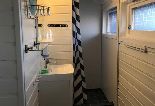 Offersøy奥夫尔塞岛垂钓中心酒店的浴室设有黑白格调的浴帘