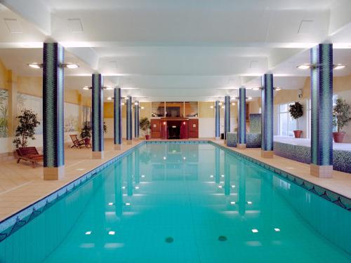 多基费兹帕特里克城堡酒店的大楼里一个蓝色的大泳池