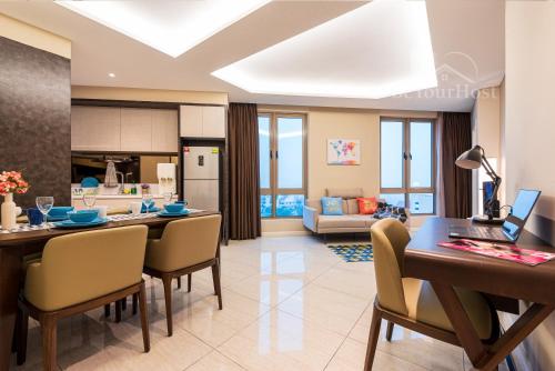 吉隆坡Dorsett Residences Sri Hartamas [5 Star Suites]的厨房以及带桌椅的起居室。
