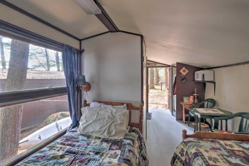 HartfordLakefront Hartford Cabin with Canoe and Boat Ramp的一间卧室设有天蓬床和窗户。