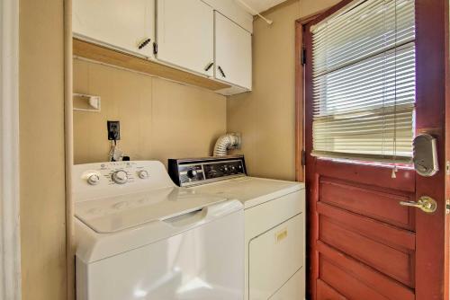 ExmoreCharming Painter Home with Chesapeake Bay Views的一个带门的小厨房内的洗衣机和烘干机