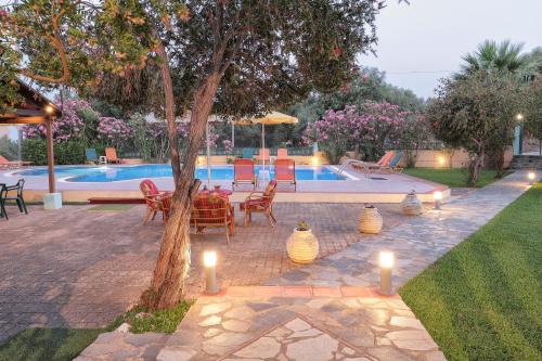拉基索拉阿里亚公寓的游泳池旁带蜡烛的庭院