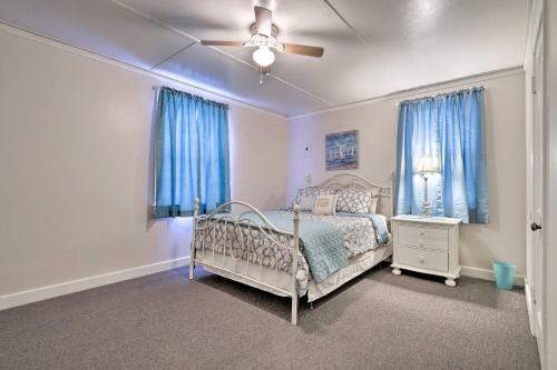格尔夫波特Gulfport Home with Deck and Grill, Walk to Beach!的一间卧室配有一张床和吊扇