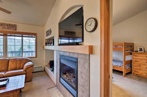 斯廷博特斯普林斯Condo with Mtn View, Less Than 1 Mi to Steamboat Resort!的客厅设有壁炉和电视。