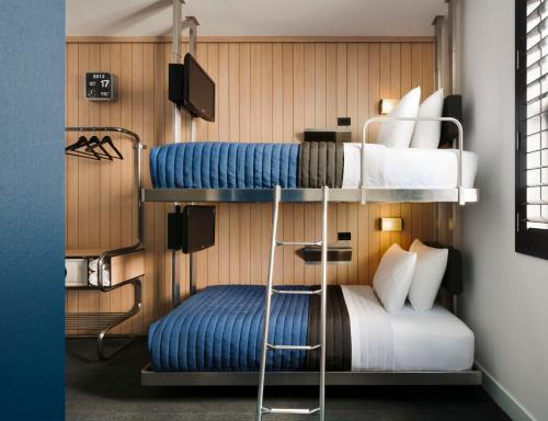 纽约珀德39酒店的配有2张双层床的宿舍间