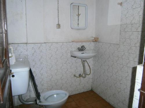 加德满都红色星球酒店的白色的浴室设有水槽和卫生间。