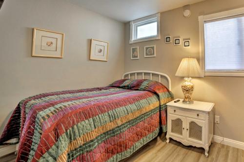 阿瓦隆Updated Home on Catalina Island Walk to the Coast的一间卧室,配有一张床和床头灯