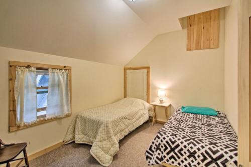Waterfront Rumney Cabin with Stinson Lake Access客房内的一张或多张床位