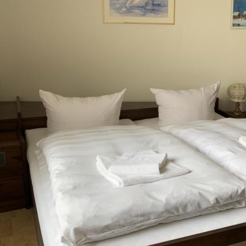 弗洛托Hotel Ellermann的白色的床上两条毛巾