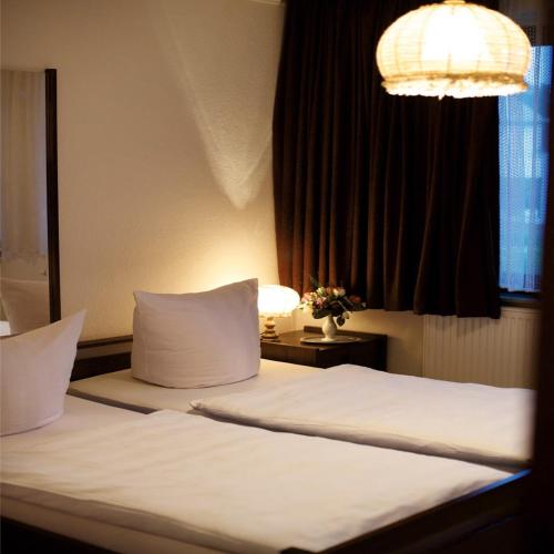 弗洛托Hotel Ellermann的一间卧室配有一张带白色床单的床和一扇窗户。