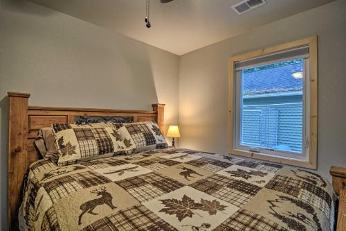 AlansonPetoskey Area Cabin, Walk to Crooked River!的一间卧室设有一张床和一个窗口