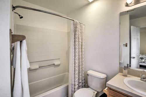 拉哥Home with BBQ about 1 Mi to Indian Rocks Beach and Golf的白色的浴室设有卫生间和水槽。